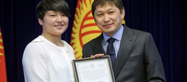 Премьер-министр Сапар Исаков V Азия оюндарынын катышуучуларына сыйлык тапшырды - Sputnik Кыргызстан