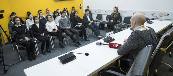 Встреча сотрудников службы скорой медицинской помощи с учениками бишкекской школы-гимназии №24 - Sputnik Кыргызстан