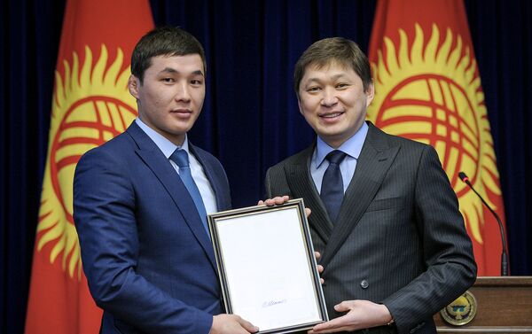 Сыйлык улуттук курама команданын спортчуларына, машыктыруучуларына жана уюмдарга тапшырылды - Sputnik Кыргызстан