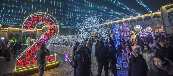 Ала-Тоо аянтындагы шаар тургундары - Sputnik Кыргызстан