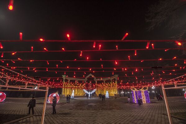 Новогоднее оформление площади Ала-Тоо в Бишкеке - Sputnik Кыргызстан