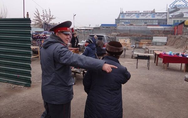 В рейде были задействованы свыше тысячи сотрудников органов внутренних дел и порядка 300 работников госслужб, квартальных и домкомов. - Sputnik Кыргызстан