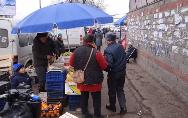 За три дня милиционеры доставили в районные УВД 1 327 человек (примерно 18 в час), раскрыли 107 преступлений, составили 2 214 административных протоколов, дактилоскопировали 437 граждан и проверили 1 160, состоящих на учете в ОВД. - Sputnik Кыргызстан