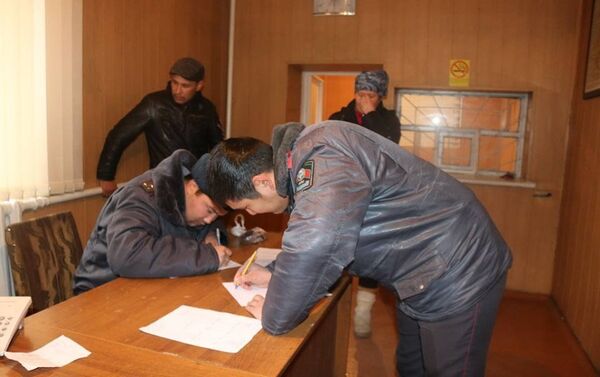 С 20 по 22 декабря в Бишкеке проходил второй этап комплексного рейда Правопорядок - Sputnik Кыргызстан