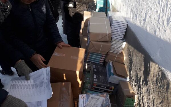 В Тюпский район Иссык-Кульской области поступило 20 280 учебников из России - Sputnik Кыргызстан