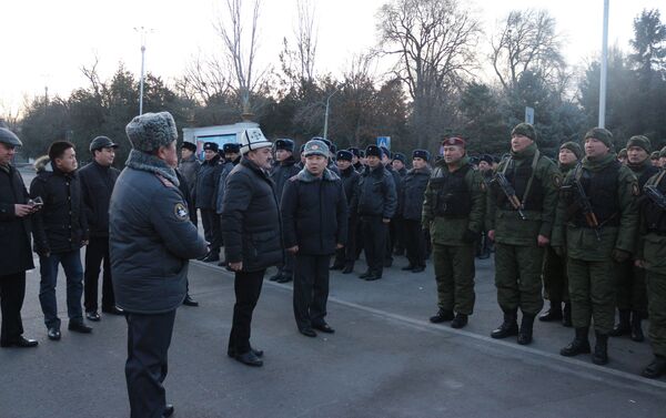 Начальник ГУВД Бишкека Сталбек Рахманов представил мэру новую службу ГУВД — мобильный батальон - Sputnik Кыргызстан