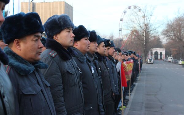Начальник столичного ГУВД наглядно продемонстрировал форму сотрудников мобильного батальона и рассказал, чем они будут заниматься при несении службы - Sputnik Кыргызстан