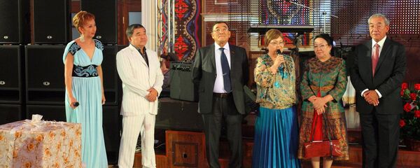 Мамытбай Салымбековдун уулу — Курманбек Осмоновдун кызы - Sputnik Кыргызстан