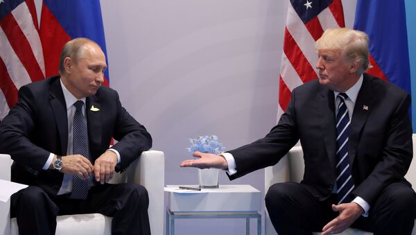 Президент РФ Владимир Путин и президент США Дональд Трамп во время беседы на полях саммита лидеров Группы двадцати G20 в Гамбурге. Архивное фото - Sputnik Кыргызстан