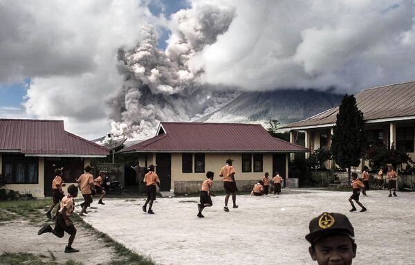 Извержение вулкана Синабунг в Индонезии - Sputnik Кыргызстан