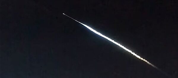 Американцы приняли ракету Space X на небе за НЛО — видео Американцы приняли ракету Space X на небе за НЛО — видео - Sputnik Кыргызстан