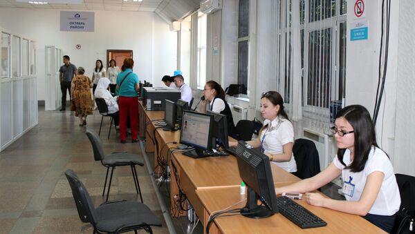 Сотрудники Центра обслуживания населения в Бишкеке. Архивное фото - Sputnik Кыргызстан