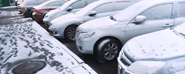 Автомобили припаркованные на обочине. Архивное фото - Sputnik Кыргызстан