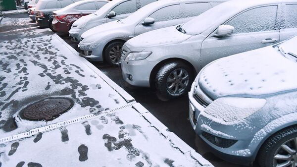 Автомобили на парковке во время снега. Архивное фото - Sputnik Кыргызстан