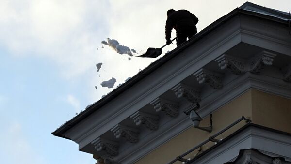 Уборка снега с крыши здания Сената и Синода в Санкт-Петербурге - Sputnik Кыргызстан