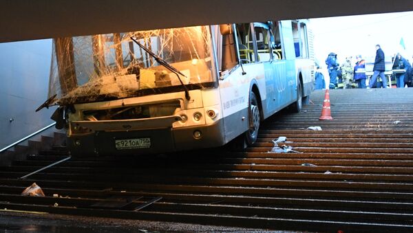 На западе Москвы автобус въехал в подземный переход - Sputnik Кыргызстан