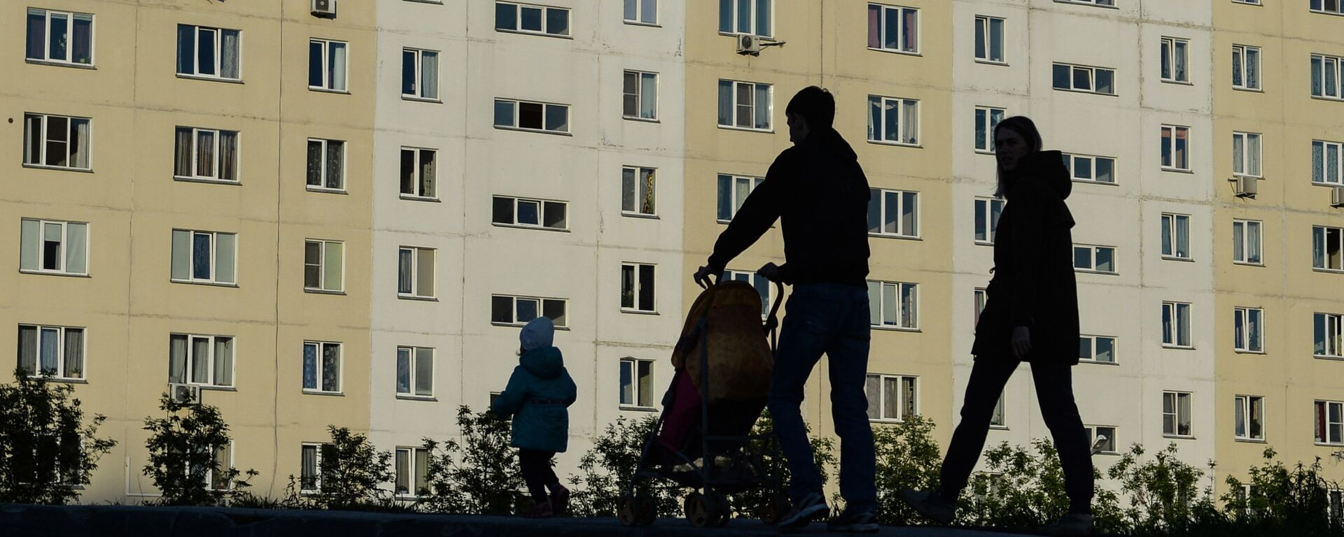 Семья прогуливается у жилых домов. Архивное фото - Sputnik Кыргызстан, 1920, 28.02.2024