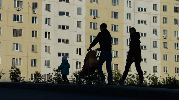 Семья прогуливается у жилых домов. Архивное фото - Sputnik Кыргызстан