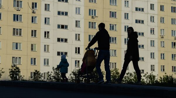 Мужчина и женщина с ребенком идут по тротуару. Архивное фото - Sputnik Кыргызстан