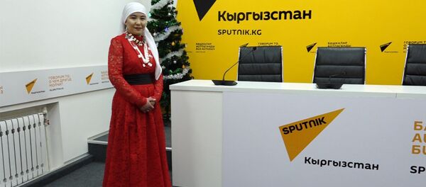 Памирлик келиндин макияжга чейин жана андан кийин тартылган видеосу - Sputnik Кыргызстан