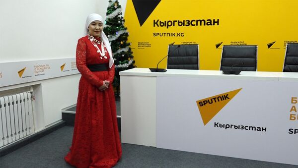 Как памирской кыргызке впервые сделали макияж — видео до и после - Sputnik Кыргызстан
