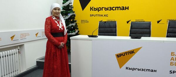 Как памирской кыргызке впервые сделали макияж — видео до и после Как памирской кыргызке впервые сделали макияж — видео до и после - Sputnik Кыргызстан