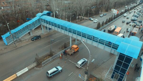 В Бишкеке построили надземный переход за 17 млн — смотрите, как он выглядит - Sputnik Кыргызстан