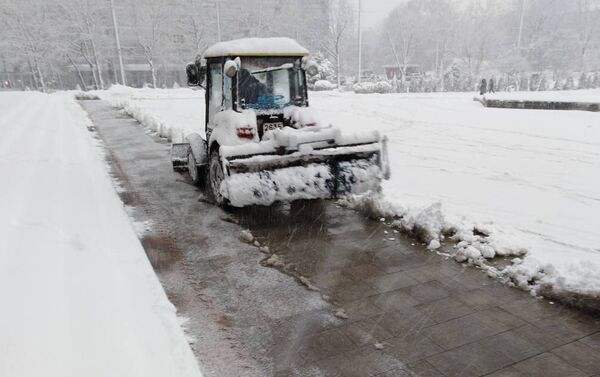 На уборку города на дороги вывели 19 снегоуборочных машин, два пескоразбрасывателя ЗИЛ, - Sputnik Кыргызстан