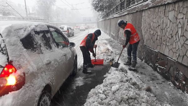 Уборка снега сотрудниками Тазалык на дорогах Бишкека - Sputnik Кыргызстан
