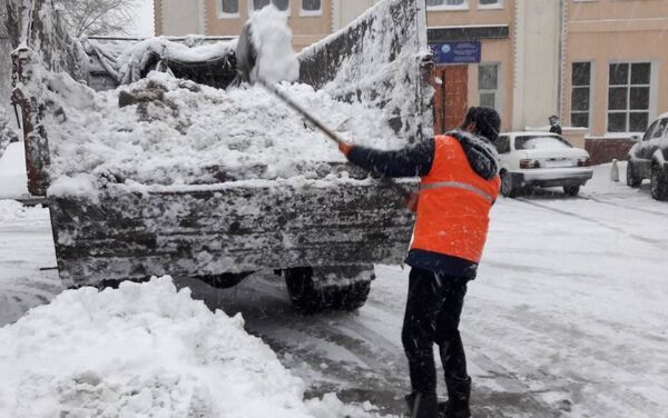 Сотрудники МП Тазалык продолжают снегоуборочные работы в Бишкеке - Sputnik Кыргызстан