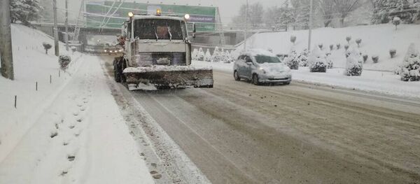 Уборка снега на дорогах Бишкека - Sputnik Кыргызстан