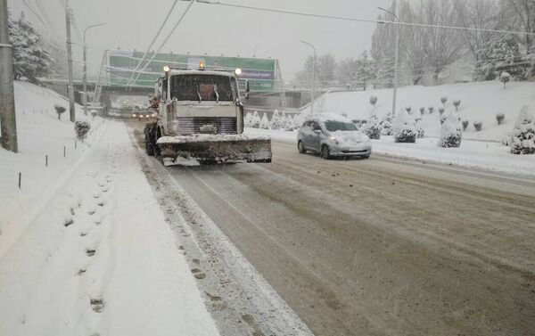 Ночью 27 декабря в столице начался снегопад. К утру замело весь город - Sputnik Кыргызстан