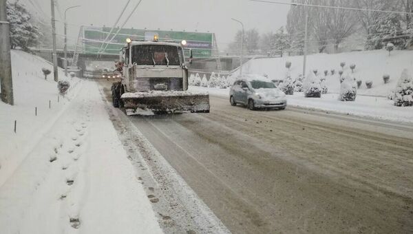 Уборка снега на дорогах Бишкека - Sputnik Кыргызстан