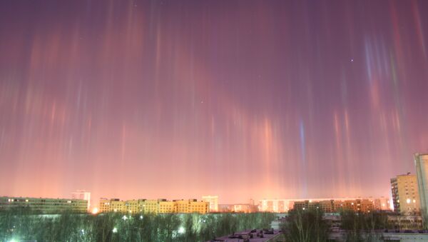 Световые столбы в небе над городом Набережные Челны - Sputnik Кыргызстан