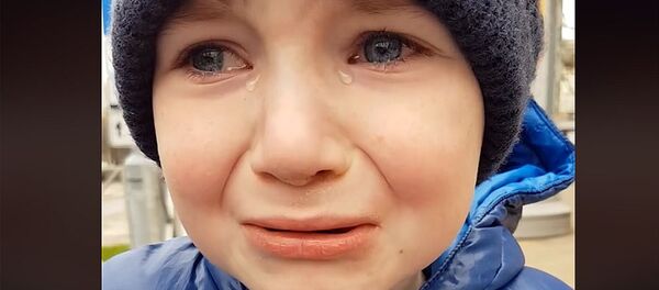 Первоклассник разрыдался из-за начала каникул — умилительное видео - Sputnik Кыргызстан