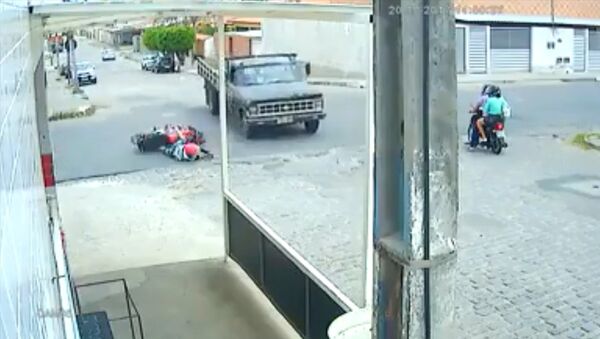 Мотоциклист чудом выжил, попав под колеса грузовика, — видео - Sputnik Кыргызстан