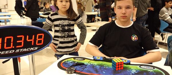В Бишкеке мальчик собрал кубик Рубика за 10 секунд — невероятное видео - Sputnik Кыргызстан