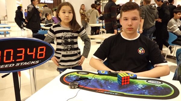 В Бишкеке мальчик собрал кубик Рубика за 10 секунд — невероятное видео - Sputnik Кыргызстан