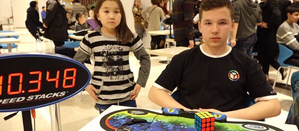 Бишкекте окуучу Рубиктин кубигин 10 секундда чогултту. Таң калтырган видео - Sputnik Кыргызстан