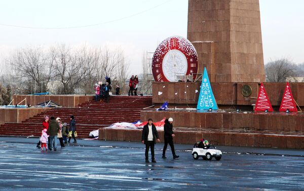 В Оше сильный порывистый ветер и обильные осадки повредили елку и часть новогоднего оформления центральной площади - Sputnik Кыргызстан