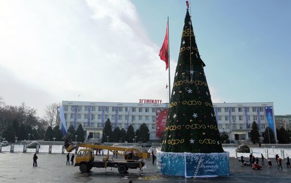 Новогодним оформлением площади занимался один из рекламно-продюсерских центров. - Sputnik Кыргызстан