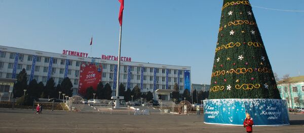 Ош шаарынын аянтындагы жаң жылдык балаты - Sputnik Кыргызстан