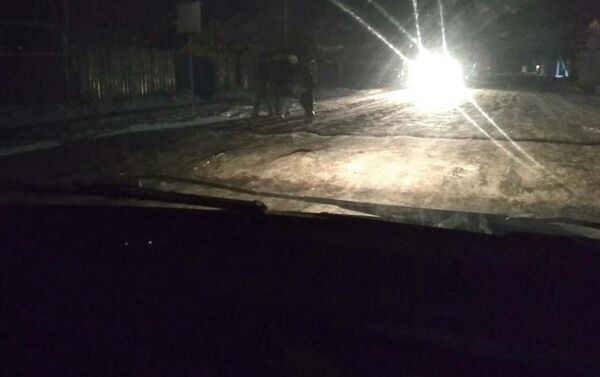 Обледеневшая искусственная неровность на улице Алыкулова в Бишкеке - Sputnik Кыргызстан