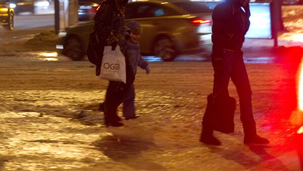 Прохожие идут по тротуару, покрытому льдом. Архивное фото - Sputnik Кыргызстан