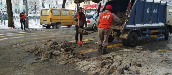 Борьба с гололедицей на улицах Бишкека Борьба с гололедицей на улицах Бишкека - Sputnik Кыргызстан