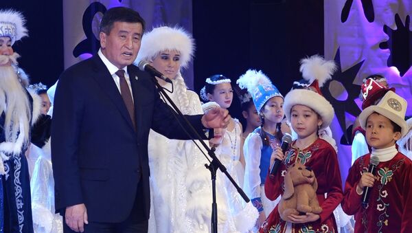 Как прошла первая президентская елка Жээнбекова — видео - Sputnik Кыргызстан