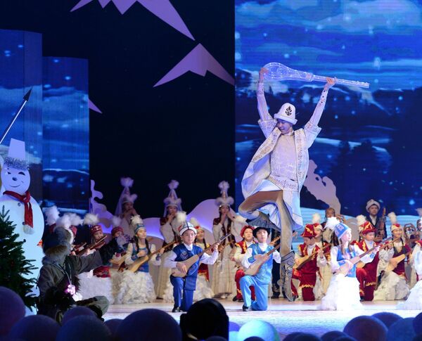 Майрамдык иш-чара театрлаштырылган номерлер менен уланды - Sputnik Кыргызстан