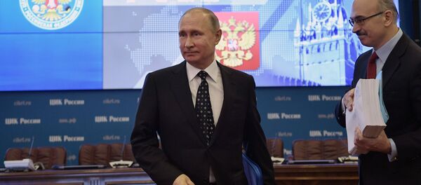 Президент РФ В. Путин подал в ЦИК документы для выдвижения кандидатом на выборах президента в 2018 году - Sputnik Кыргызстан