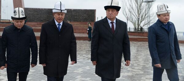 Возложение цветов к мемориальному комплексу Ата-Бейит - Sputnik Кыргызстан