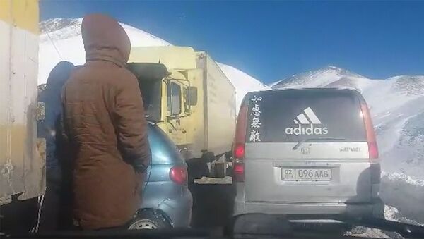 Пробка в 30 км образовалась на трассе Бишкек — Ош. Видео - Sputnik Кыргызстан